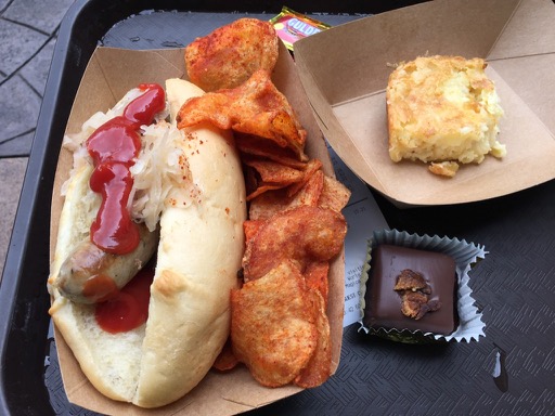 Bratwurst hot dog, paprika chips, and mac & cheese