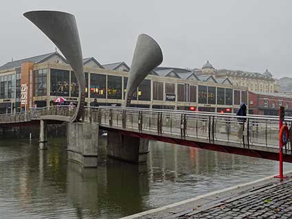 Slave memorial bridge